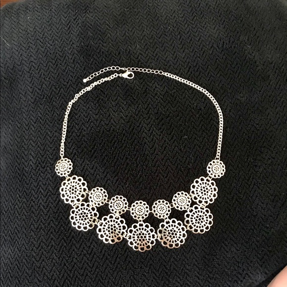 Cute Silver Flower Necklace. - Picture 5 of 5